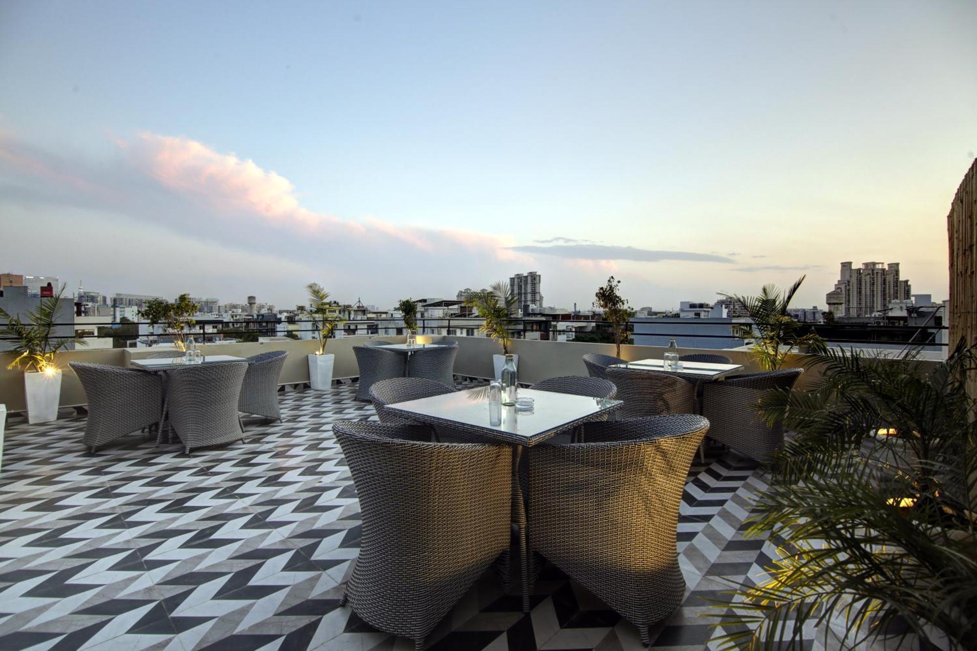 Saltstayz Select - Golf Course Road Гургаон Экстерьер фото